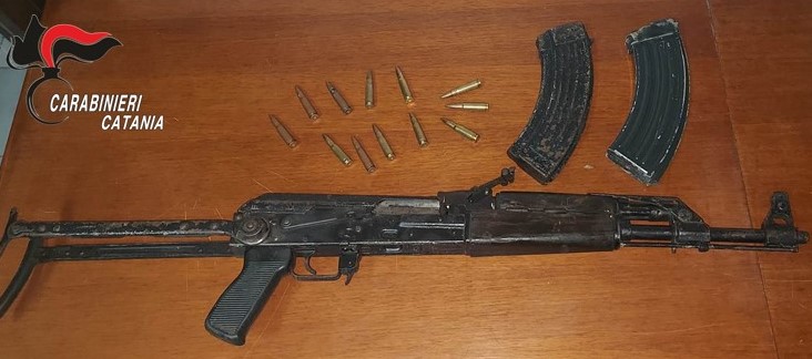Pusher di Librino trovato con un Kalashnikov in casa