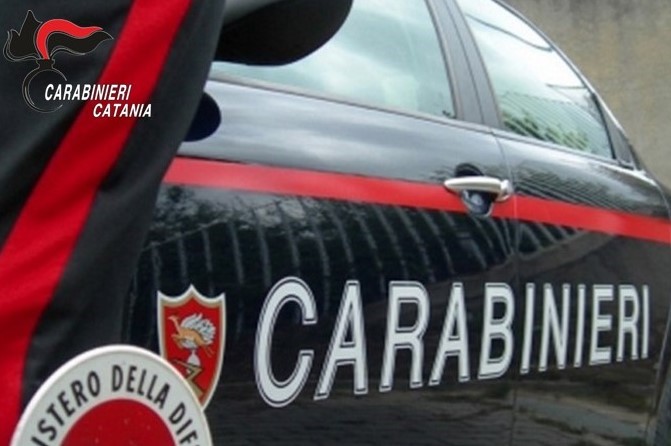 Catania. Due ladri d’auto al “lavoro” davanti al bar