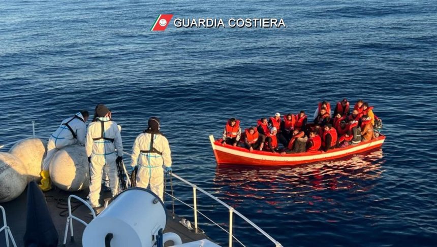  Migranti: 500 da Lampedusa a Catania e Augusta su nave Marina.