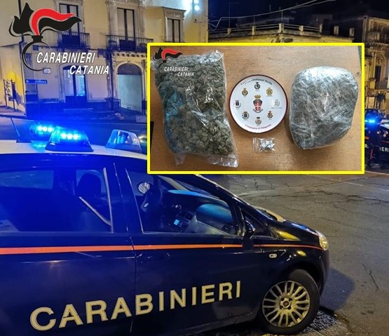 Cerca di nascondersi ai Carabinieri : arrestato.