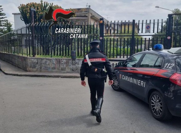 Paternò. Vede i Carabinieri e si nasconde dietro un’auto: arrestato pusher 30enne.